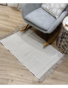 Alfombra beige con flecos...