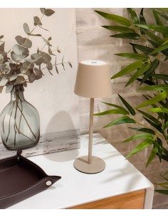 Lámpara de mesa metal beige...