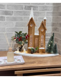 Casa de madera navideña con...